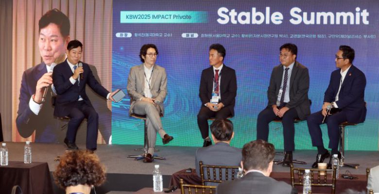 23일 서울 광진구 워커힐 호텔앤리조트에서 열린 '코리아블록체인위크 2025(KBW2025)'의 '스테이블서밋' 행사에서 황석진 동국대 교수(왼쪽부터), 최재원 서울대 교수, 황세운 자본시장연구원 박사, 고경철 한국은행 전자금융팀장, 구민우 체이널리시스 부사장이 패널토론을 하고 있다. 사진=박범준 기자