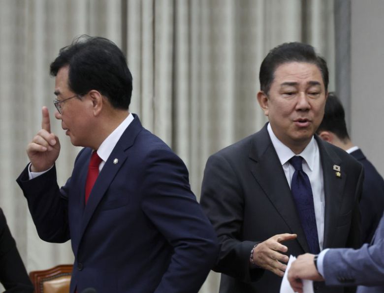 김병기 더불어민주당 원내대표와 송언석 국민의힘 원내대표가 22일 오후 서울 여의도 국회에서 열린 국회운영위원회 전체회의에서 악수한 뒤 이동하고 있다. 뉴시스