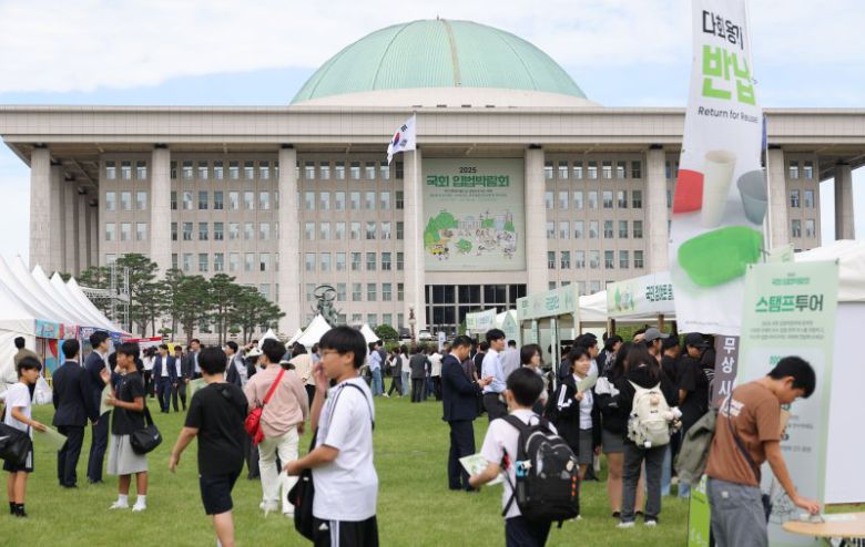 23일 서울 여의도 국회 중앙잔디광장에서 열린 2025 국회 입법 박람회를 찾은 시민들이 참가 부스를 둘러보고 있다. 연합뉴스