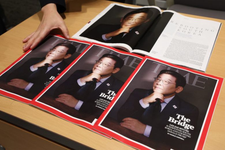 대통령실은 이재명 대통령이 취임 100일을 맞아 지난 3일 미국 타임(TIME) 매거진 아시아지역 상임편집장 찰리 캠벨과 특집 기사 인터뷰를 진행했다고 18일 밝혔다. 사진은 서울 용산 대통령실 청사에서 공개된 타임지. /사진=뉴스1