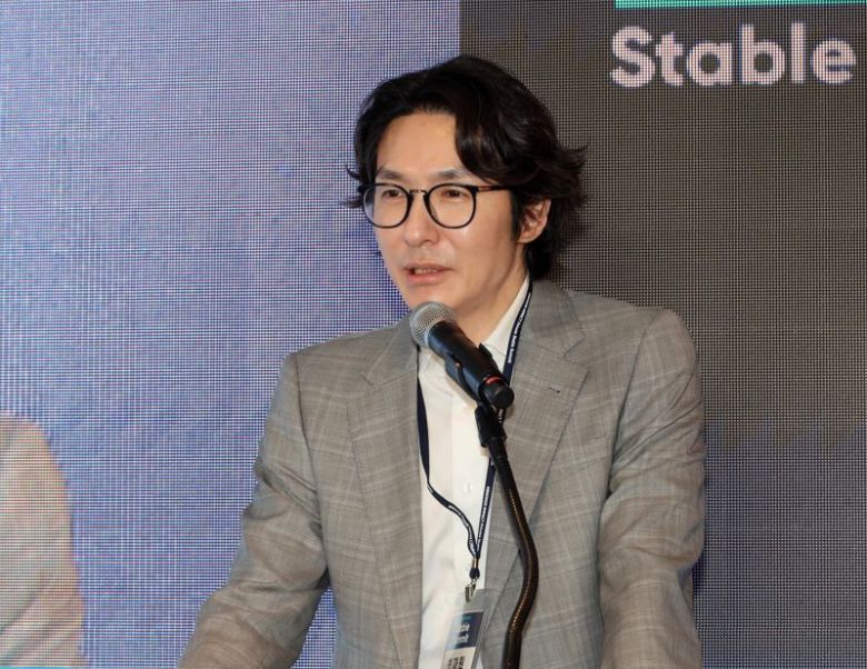 제8회 코리아 블록체인 위크(KBW) 스테이블서밋 행사가 23일 서울 광진구 그랜드워커힐 애스톤 하우스에서 열렸다. 최재원 서울대학교 경제학부 교수가 “원화 스테이블코인 도입과 금융 안정성 방안”이란 주제로 Keynote를 하고 있다. 사진=박범준 기자                                    제8회 코리아 블록체인 위크(KBW) 스테이블서밋 행사가 23일 서울 광진구 그랜드워커힐 애스톤 하우스에서 열렸다. 황세운 (자본시장연구원) 박사가 “한국의 스테이블코인 규제 논의와 주요 쟁점”에 대하여 발표를 하고 있다. 사진=박범준 기자