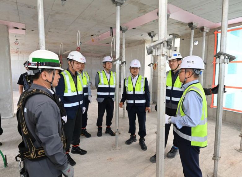 지난 23일 광주 센테니얼 아이파크 현장에서 조태제 HDC현대산업개발 대표이사(오른쪽부터), 민성우 건축본부장, 박호종 시공혁신단 부단장, 홍건호 한국콘크리트학회장, 이종근 사외전문가, 박홍근 HDC현대산업개발 시공혁신단장, 정한효 광주 센테니얼 아이파크 현장소장이 연합자문을 진행했다. HDC현대산업개발 제공