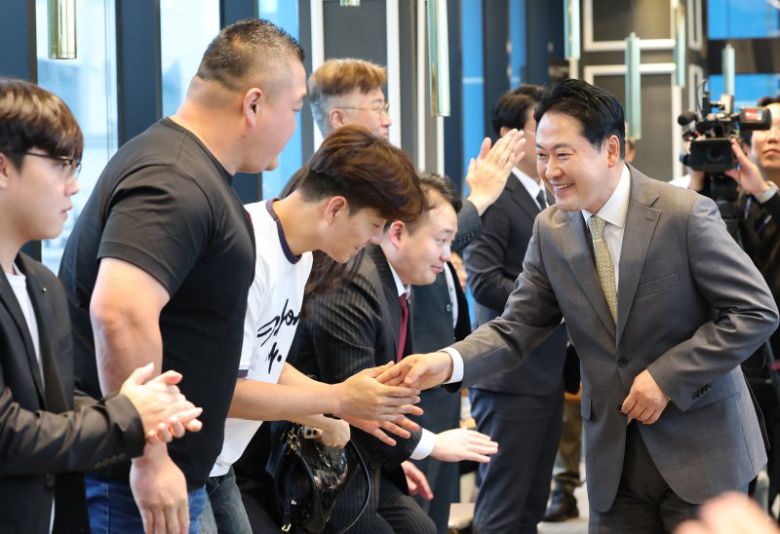 장동혁 국민의힘 대표가 24일 대전 유성구 한 카페에서 열린 대전 청년과 간담회에서 참석자들과 악수하고 있다. 뉴스1