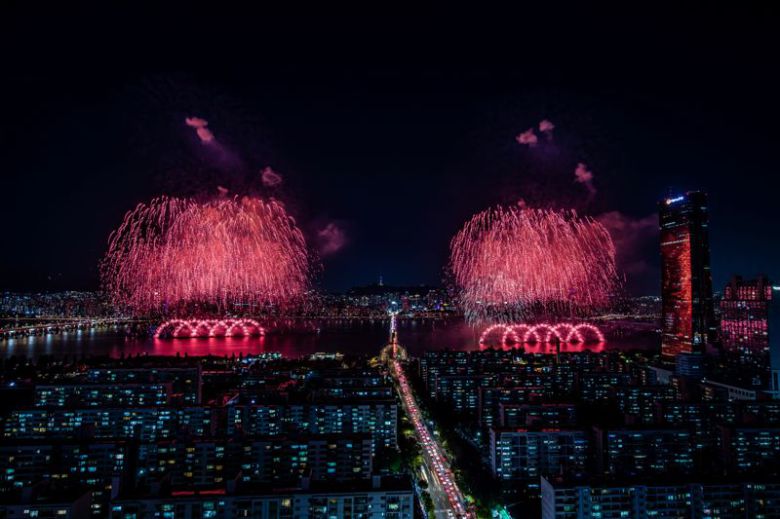 지난해 여의도 한강공원에서 개최된 서울세계불꽃축제 전경. 한화 제공