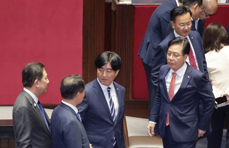 김병기 더불어민주당 원내대표와 송언석 국민의힘 원내대표가 25일 서울 여의도 국회에서 열린 제429회 국회(정기회) 제9차 본회의에서 민주유공자 예우에 관한 법률안에 대한 신속처리안건 지정동의의 건이 명패수보다 투표수가 많은 상황이 발생하자 우원식 의장과 대화한 후 자리로 돌아가고 있다. 뉴스1