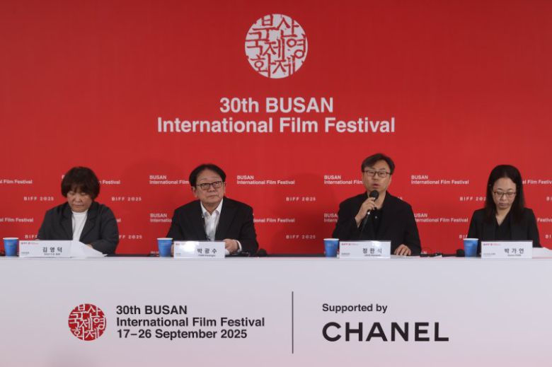 부산국제영화제 정한석 집행위원장(왼쪽 세번째)이 26일 오전 부산 영화의전당에서 열린 ‘제30회 부산국제영화제 결산 기자회견’에서 인사말을 전하고 있다. 연합뉴스 제공