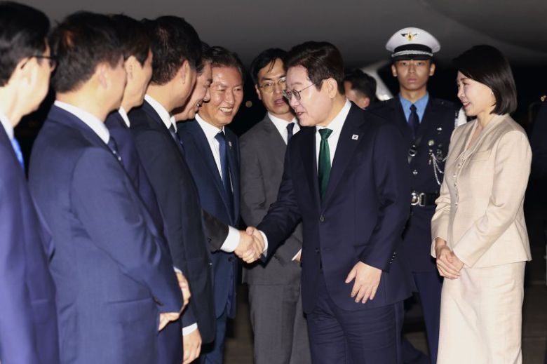 유엔 총회와 순방 일정을 마친 이재명 대통령이 26일 경기 성남 서울공항에 도착해 김병기 더불어민주당 원내대표 등과 인사하고 있다. 사진=뉴시스