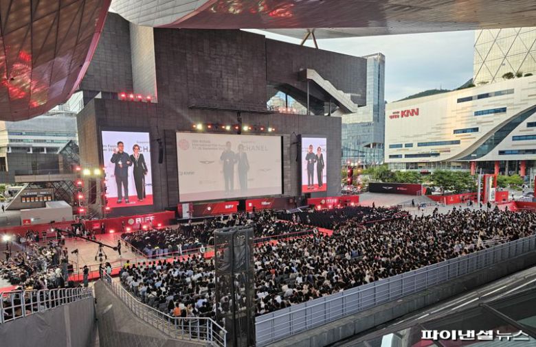 지난 17일 오후 6시 제30회 부산국제영화제 개막식 현장. 세계 유명 영화감독들과 명배우들이 부산에 모인 가운데 레드카펫 포토월에서 관객들의 뜨거운 열기가 가득했다. 사진=변옥환 기자