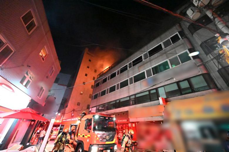 26일 서울 강동구 한 고시원 건물에서 화재가 발생해 주민 40여명이 대피했다. 강동소방서 제공.