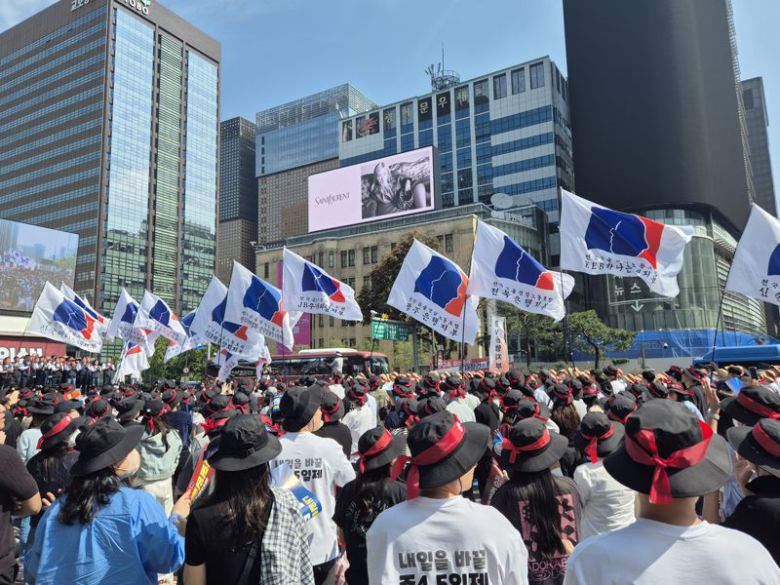 26일 전국금융산업노동조합(금융노조) 조합원들이 서울 종로구 세종대로에서 총파업 결의대회를 열고 실질임금 인상과 주 4.5일제 근무를 요구하고 있다. 사진=장유하 기자