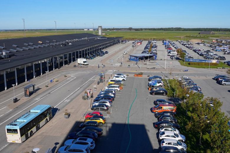 유럽 곳곳의 군사기지에서 현재 관측되는 드론들을 러시아가 나토의 영공 방위 능력을 시험하기 위해 보낸 것이라고 볼로디미르 젤렌스키 우크라이나 대통령이 27일(현지시간) 주장했다. 사진은 드론들이 목격된 덴마크 올보르 공항. AP 연합