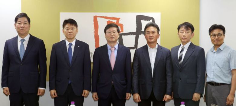 지난 26일 파이낸셜뉴스에서 열린 한국민간금융개혁위원회 3차 회의에 앞서 참석자들이 기념촬영을 하고 있다. 왼쪽부터 황석진 동국대 국제정보보호대학원 교수, 이병목 한국은행 금융결제국장, 남주하 서강대 경제학과 명예교수(위원장), 황세운 자본시장연구원 선임연구위원, 김용태 법무법인화우 디지털금융센터장, 이정두 금융연구원 금융혁신연구실 선임연구위원. 사진=서동일 기자