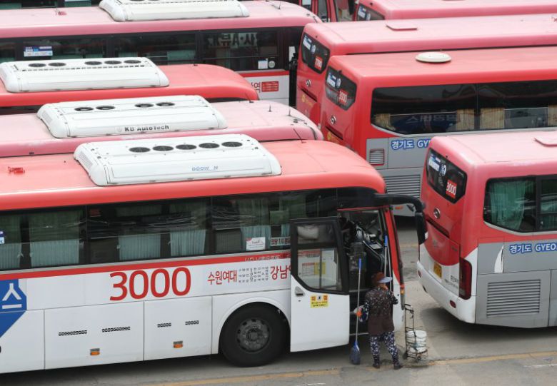 경기도 시내·외버스 노동조합이 30일 최종 협상 결렬 시 내달 1일 첫 차부터 총파업을 예고한 가운데 경기도가 비상근무체제에 돌입키로 했다. 뉴스1
