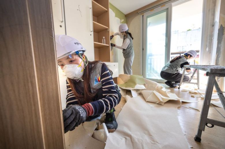 지난 26일 서울 강서구 지온보육원에서 열린 지역 아동을 위한 주거환경 개선 봉사활동에서 대한항공-아시아나항공 양사 임직원 20여 명이 노후화된 벽지 교체 등을 지원하고 있다. 대한항공 제공