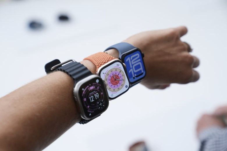 9일(현지 시간) 미국 캘리포니아주 쿠퍼티노 애플파크에서 방문객이 애플워치11과 애플워치 울트라3 등 신제품을 살펴보는 모습. 뉴시스