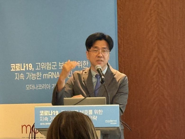 이재갑 한림대학교 강남성심병원 감염내과 교수가 30일 서울 강남 노보텔 앰버서더에서 모더나코리아가 개최한 코로나19 메신저 리보핵산(mRNA) 백신 간담회에서 '국내 코로나19 및 롱코비드 현황과 대응 과제'를 주제로 발표를 진행하고 있다. 사진=최혜림 기자