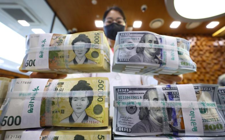 서울 중구 하나은행 위변조대응센터에서 직원이 달러화와 원화를 정리하고 있다. 뉴시스