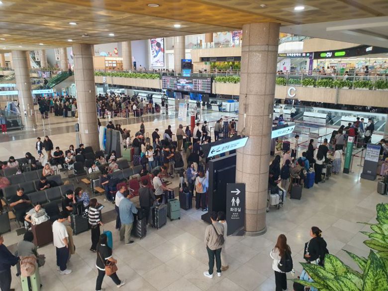 추석 연휴를 하루 앞둔 2일 오전 시민들이 서울 강서구 김포공항에서 비행기 탑승 수속을 기다리고 있다. 사진=최승한 기자