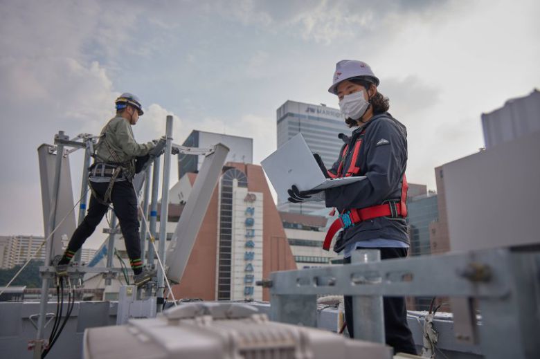 SKT와 SK오앤에스 엔지니어가 고속터미널역 인근에서 통신장비를 점검하고 있다. SK텔레콤 제공
