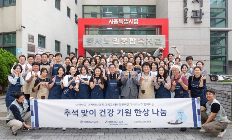 봉사활동에 참여한 지상휘 대한항공 사회봉사단 운영위원장(앞줄 오른쪽에서 여섯 번째), 임무영 강서노인종합복지관장(오른쪽에서 다섯 번째), 이성원 대한항공씨앤디서비스 상무(오른쪽에서 네 번째)를 비롯한 대한항공-아시아나항공 양사 임직원들이 포즈를 취하고 있다. 대한항공 제공
