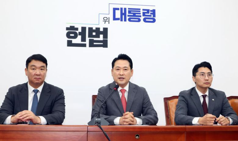 국민의힘 장동혁 대표가 2일 국회에서 추석 연휴를 앞두고 가진 기자간담회에서 발언하고 있다. 사진=박범준 기자