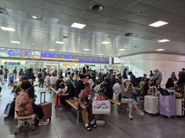 추석 연휴를 하루 앞둔 2일 오전 시민들이 서울역 대합실에 앉아 열차를 기다리고 있다. 사진=장유하 기자