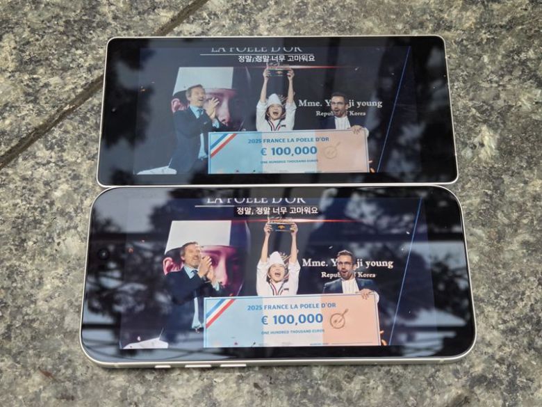 갤럭시 S25 울트라(위)와 아이폰 17 프로 맥스로 각각 tvN 드라마 '폭군의 셰프'를 재생하는 모습. 사진=구자윤 기자