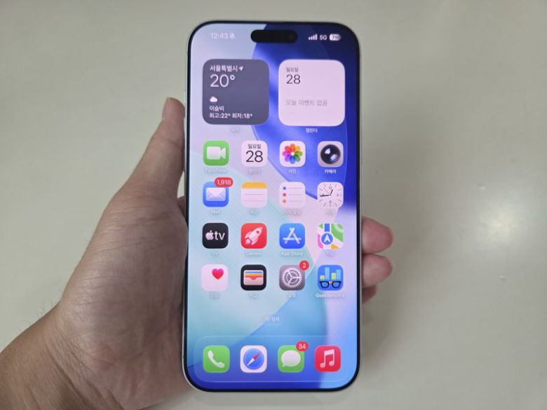 아이폰 17 프로 맥스를 들고 있는 모습. 사진=구자윤 기자