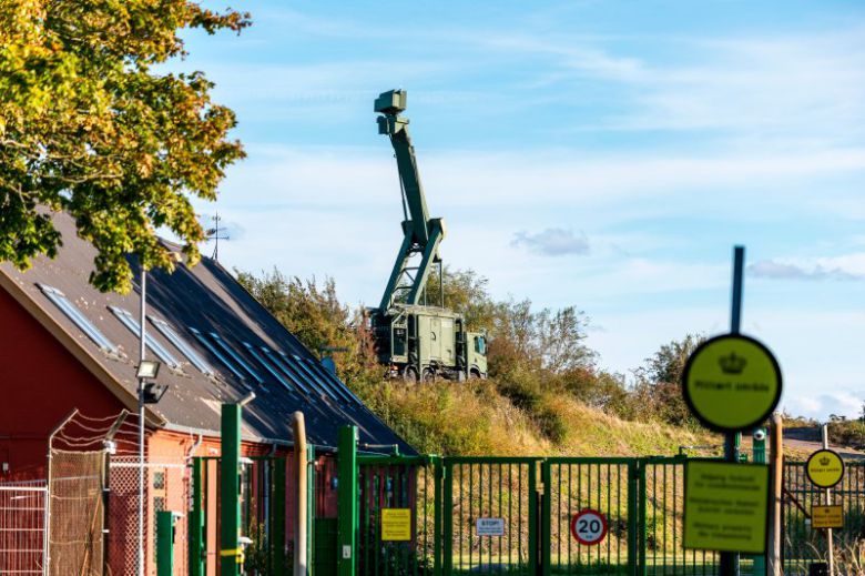 러시아 드론 위협 우려가 커지는 가운데, 덴마크와 노르웨이가 9월 27일(현지시간) 자국 군사기지 인근에서 정체불명의 드론이 포착됐다고 밝혔다. 사진은 아마게르 인근 군사 기지에 설치된 레이더.AP뉴시스