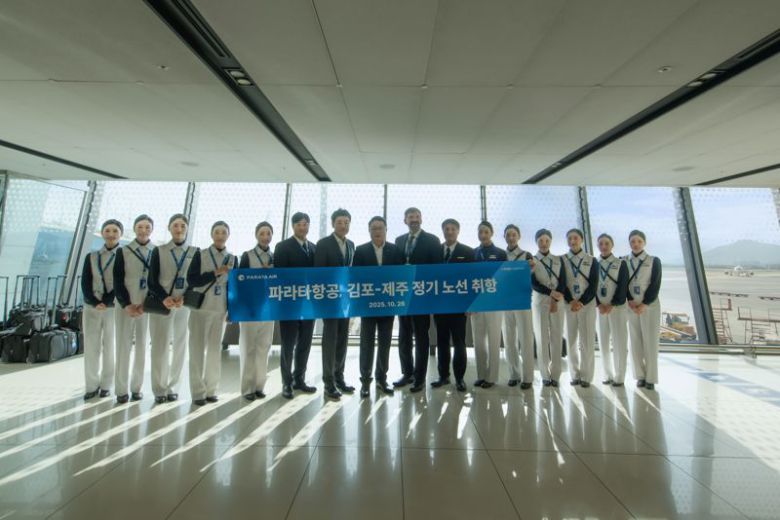 윤철민 파라타항공 대표이사(왼쪽 여덟번째)와 임직원들이 지난 2일 김포공항에서 진행된 파라타항공 김포~제주 취항 기념 행사에 참석해 기념촬영을 하고 있다. 파라타항공 제공