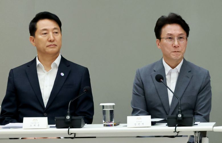 8월 1일 서울 용산 대통령실 청사에서 열린 전국 시도지사 간담회에 오세훈 서울시장(왼쪽)과 김민석 국무총리가 참석했다. 뉴시스