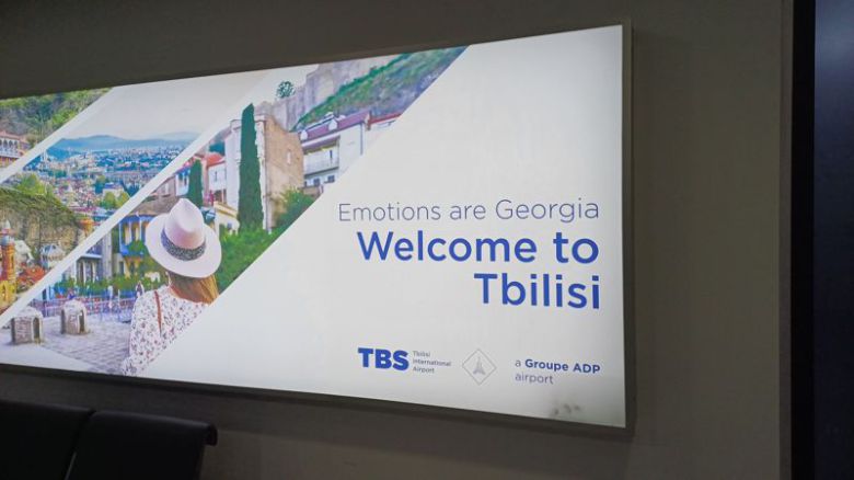 조지아의 수도 트빌리시 국제공항의 안내판.