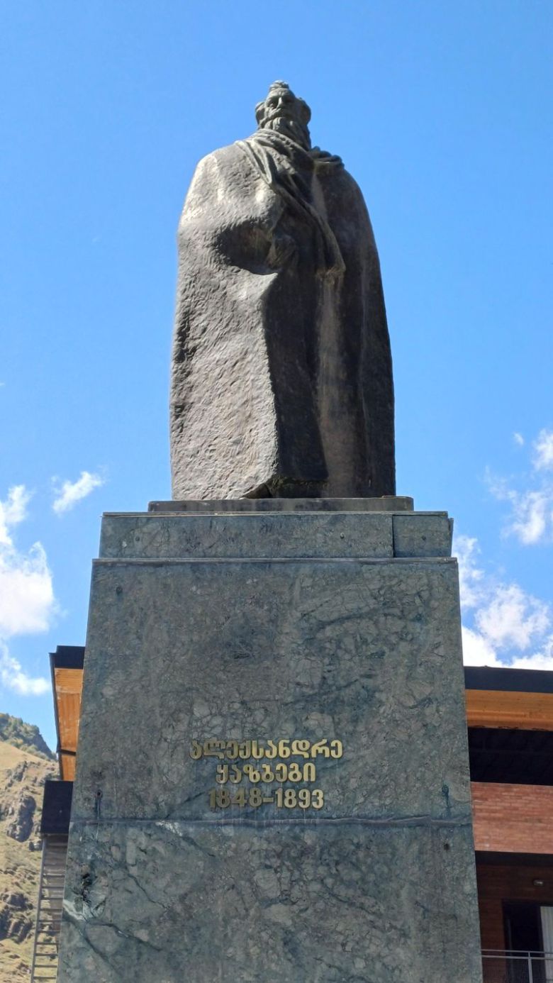 카즈베기 시내에 있는 동상.