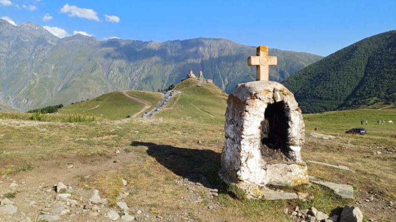 게르게티 삼위일체 교회 인근의 조형물.