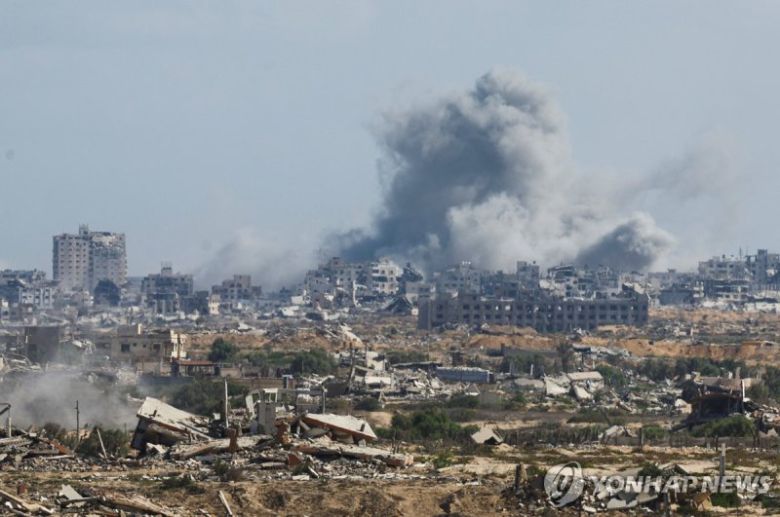 5일(현지시간) 공습으로 가자시티에서 연기가 피어오르고 있다. 연합뉴스