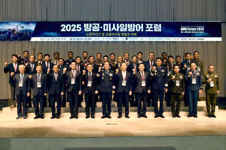 지난 9월 25일 서울 영등포구 공군호텔에서 열린 ‘2025 방공·미사일방어 포럼’에서 주요 참석자들이 기념사진을 찍고 있다. 공군 제공