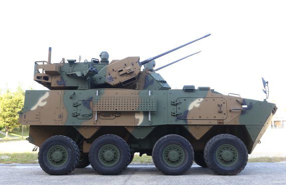 방위사업청은 지난 2021년 12월 15일 노후된 20mm발칸을 대체하는 30mm차륜형대공포를 국내 개발, 초도물량을 생산하고 야전배치를 시작했다고 밝혔다. 신형 30mm차륜형대공포는 사거리가 기존보다 1.2km 이상 증가하고 주.야간 자동추적과 정밀사격이 가능해 명중률을 높인 저고도 방공 무기다. 기동성을 위해 차륜형장갑차를 차체로 활용해 기동부대와 함께 작전이 가능하고 개발비용과 운영유지비도 절감했다. 방위사업청 제공