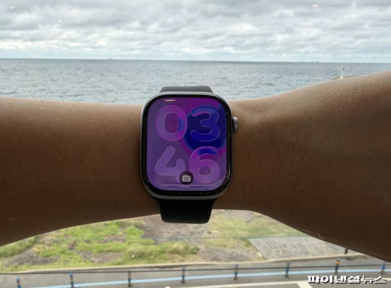 리퀴드 글래스가 적용된 애플워치 11을 착용한 모습. 사진=박성현 기자