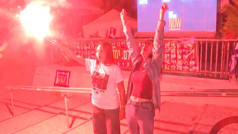 9일(현지시간) 이스라엘 텔아비브에서 이스라엘과 하마스가 가자지구 평화 방안 1단계에 합의했다는 소식을 들은 인질 가족들이 거리에서 기뻐하고 있다.로이터연합뉴스