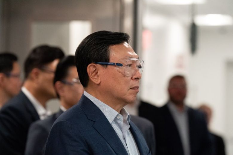 신동빈 롯데그룹 회장이 지난 5일(현지시간) 미국 뉴욕주에 위치한 롯데바이오로직스 시러큐스 바이오 캠퍼스를 찾아 지난 3월 준공 후 본격 가동에 들어간 항체약물접합체(ADC) 생산시설을 둘러보고 있다. 롯데지주 제공