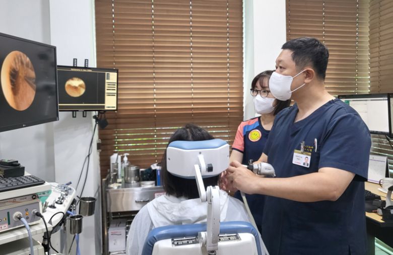 이석증 환자를 진료 중인 온병원 이비인후과 이일우 과장. 온병원 제공