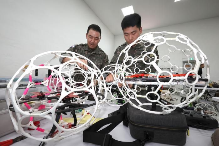 지난달 24~26일 열린 제3회 육군2작전사령관배 드론봇 전투경연대회에 참가한 장병들이 드론을 정비·점검하고 있다. 국방일보 제공                                  지난달 24~26일 열린 제3회 육군2작전사령관배 드론봇 전투경연대회에 참가한 장병들이 드론을 정비·점검하고 있다. 국방일보 제공