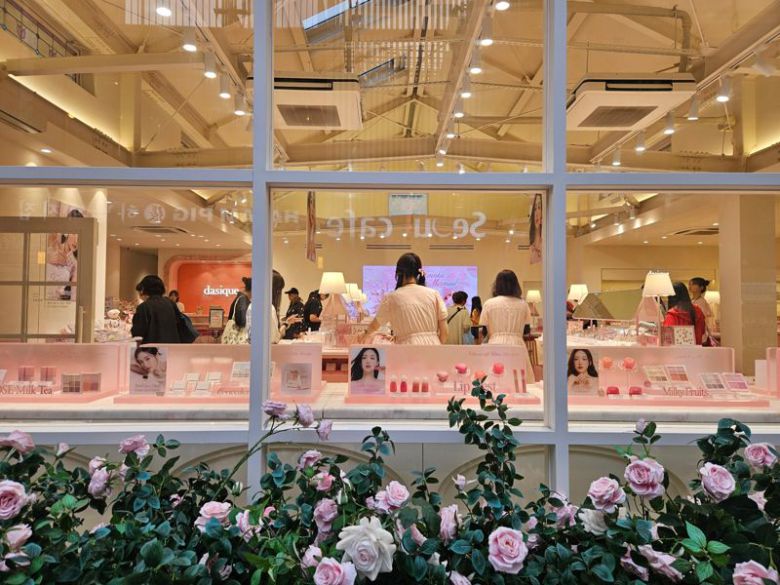 지난 3일 일본 도쿄 신오쿠보에 있는 데이지크 매장 안이 사람들로 붐비고 있다. 사진=이정화 기자