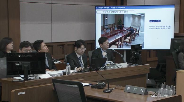 영상 속에는…. 13일 서울 서초구 서울중앙지법에서 열린 한덕수 전 국무총리의 내란 우두머리 방조 혐의 등 2차 공판에서 비상계엄 당일 대통령실 폐쇄회로(CCTV) 영상 일부가 공개됐다. 사진 속 영상에 한 전 총리와 이상민 전 행정안전부 장관의 모습이 보인다. 연합뉴스