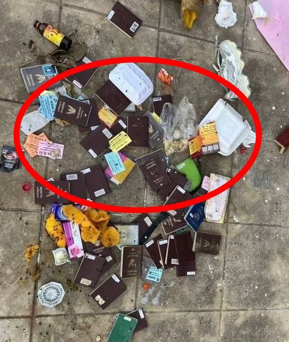 캄보디아의 한 쓰레기통에서 외국인 여권이 다수 발견된 사진이 공개돼 충격을 주고 있다. (사진 = 온라인커뮤니티 캡처) 2025.10.12. *재판매 및 DB 금지