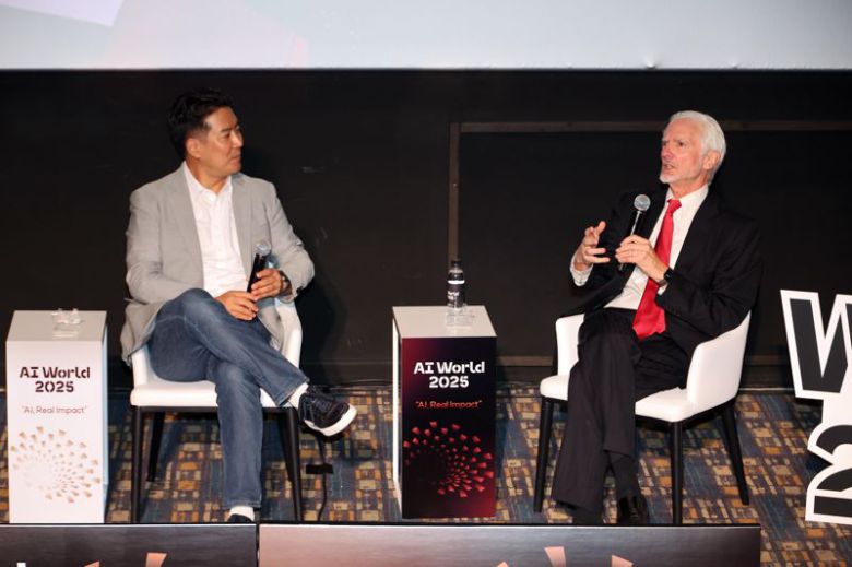 지난달 25일 서울 송파구 롯데월드타워 롯데시네마에서 열린 'AI World 2025'에서 장동선 궁금한 뇌 연구소 대표와 제리 카플란 스탠퍼드 대학교 교수가 대담을 하고 있다. 사진=박범준 기자