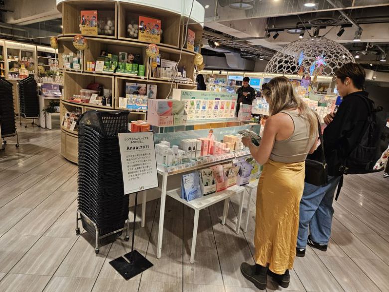 지난 3일 일본 도쿄 시부야 로프트 매장에서 소비자들이 K뷰티 매대를 둘러보고 있다. 사진=이정화 기자