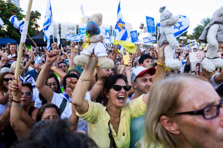 환호하는 이스라엘 시민들. 팔레스타인 무장조직 하마스가 13일 20명의 생존 인질 가운데 1차로 7명을 적십자사에 인도했다는 소식이 전해지자 텔아비브의 인질 광장에 모여있던 이스라엘 시민들이 기쁨의 환호를 하고 있다. 이날 하마스는 2023년 10월 7일 기습 공격으로 납치했던 인질 가운데 마지막 잔류자 20명을 738일만에 전원 석방했다. 이스라엘도 이에 조응해 팔레스타인 수감자들을 석방했다. AFP연합뉴스