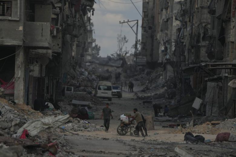 12일(현지시간) 팔레스타인 가자지구 북부 가자시티에서 주민들이 짐을 옮기고 있다.AP뉴시스