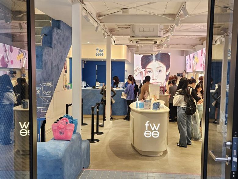 지난 3일 일본 도쿄 신오쿠보에 있는 퓌 매장이 사람들로 붐비고 있다. 사진=이정화 기자